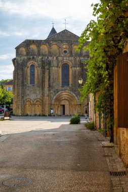 Cadouin Abbey, Yeni Aquitaine bölgesinde Dordogne ilinin Cadouin ilçesinde bulunan eski bir manastır. Manastır, Sarlat 'ın 40 kilometre batısındaki Bois (orman) la Bessde yakınlarında bir vadidedir..