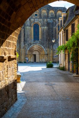 Cadouin Abbey, Yeni Aquitaine bölgesinde Dordogne ilinin Cadouin ilçesinde bulunan eski bir manastır. Manastır, Sarlat 'ın 40 kilometre batısındaki Bois (orman) la Bessde yakınlarında bir vadidedir..