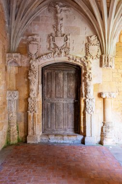 Cadouin Abbey, Yeni Aquitaine bölgesinde Dordogne ilinin Cadouin ilçesinde bulunan eski bir manastır. Manastır, Sarlat 'ın 40 kilometre batısındaki Bois (orman) la Bessde yakınlarında bir vadidedir..