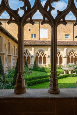 Cadouin Abbey, Yeni Aquitaine bölgesinde Dordogne ilinin Cadouin ilçesinde bulunan eski bir manastır. Manastır, Sarlat 'ın 40 kilometre batısındaki Bois (orman) la Bessde yakınlarında bir vadidedir..