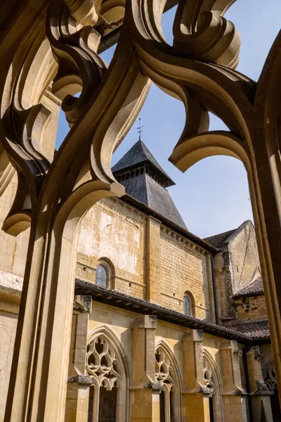 Cadouin Abbey, Yeni Aquitaine bölgesinde Dordogne ilinin Cadouin ilçesinde bulunan eski bir manastır. Manastır, Sarlat 'ın 40 kilometre batısındaki Bois (orman) la Bessde yakınlarında bir vadidedir..