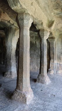 Taş tapınağın el yapımı sütunları.