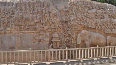 Duvara hayvan ve tanrıların el yapımı taş oyması