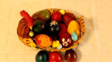 Tavuk sepetinde paskalya yumurtası. Yüksek kalite 4k görüntü