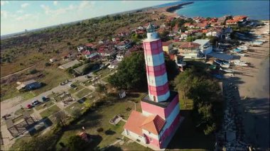 Drone, Shabla kıyısındaki eski bir deniz fenerinin etrafında uçuyor. Karadeniz kıyısındaki en eski deniz feneri.