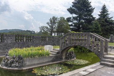 Ortaçağ şehri Stanjel ve güzel Ferrari bahçesi