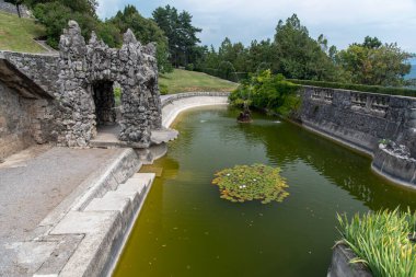 Ortaçağ şehri Stanjel ve güzel Ferrari bahçesi