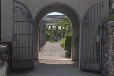 Ortaçağ şehri Stanjel ve güzel Ferrari bahçesi