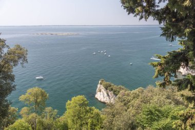 Adriyatik Denizi kıyısındaki Duino kayalıklarının manzarası
