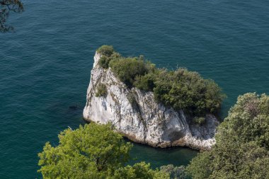 Adriyatik Denizi kıyısındaki Duino kayalıklarının manzarası
