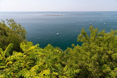 Adriyatik Denizi kıyısındaki Duino kayalıklarının manzarası