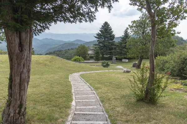 Ortaçağ şehri Stanjel ve güzel Ferrari bahçesi