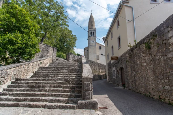 Stanjel, Slovenya. Slovenya 'nın Primorska kentindeki Stanjel köyünde St. Danijel Kilisesi' nde merdiven körüğü var.