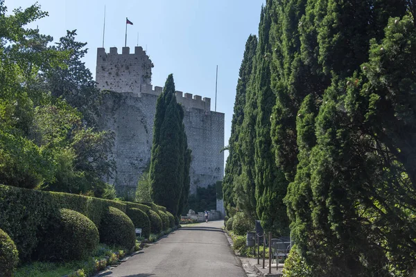 İtalya 'nın Trieste Körfezi' nin (Adriyatik Denizi) üzerindeki bir uçurumda Gotik Duino kalesi. Kale 1389 yılına dayanıyor..