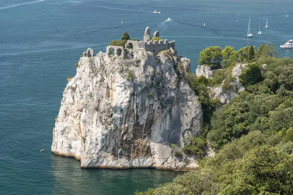 İtalya 'da tarihi Castello Vecchio di Duino