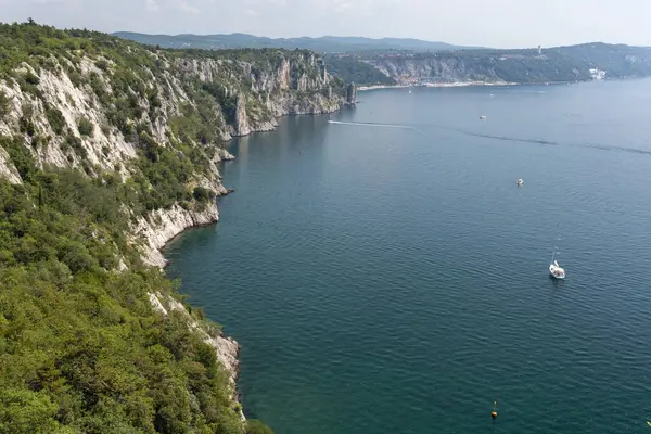 Adriyatik Denizi kıyısındaki Duino kayalıklarının manzarası