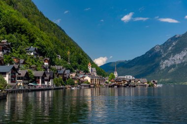 Hallstatt Hallstadt şehrinin mavi gökyüzü ile yansıyan görüntüsü, Avusturya