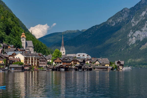 Hallstatt Hallstadt şehrinin mavi gökyüzü ile yansıyan görüntüsü, Avusturya