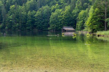 TOPLITZ Gölü üzerinde nefes kesici bir manzara (Toplitzsee, Avusturya, Avrupa)