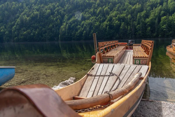 TOPLITZ Gölü üzerinde nefes kesici bir manzara (Toplitzsee, Avusturya, Avrupa)