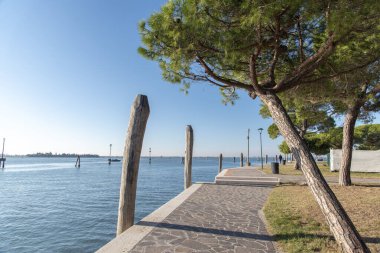 Burano, İtalya - 2021: Burano, İtalya 'da güneşli bir gün.