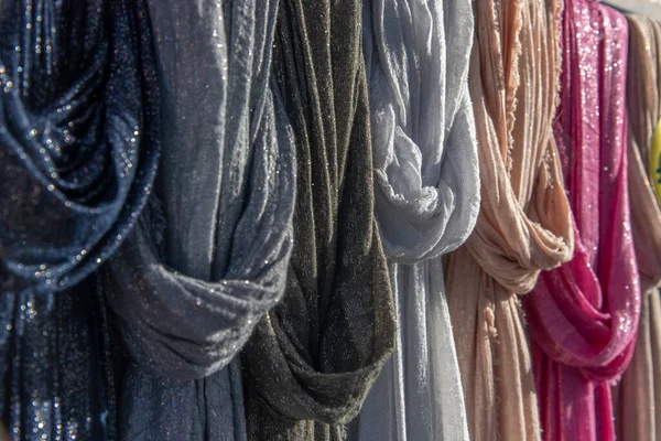 Demiryolu eşarbı odaklandı. Perakende Mağazası Kostüm Mağazası Moda Moda Konsepti