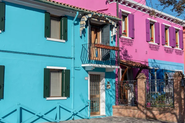 Burano adasının renkli evleri. İtalya 'nın Venedik Bölgesi' nde, Venedik Eyaleti 'nde balıkçı tekneleri ve taş köprüsü olan dar su kanalının fondamenta dolgusu üzerinde çok renkli binalar. Burano kartpostalı