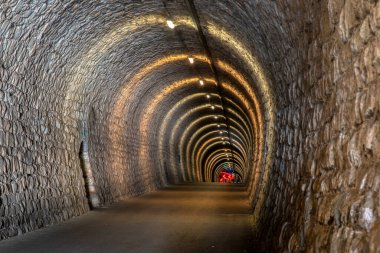 Parenzana demiryolunun güzel aydınlatılmış tüneli, Strunjan, Slovenya, uzun süre açık