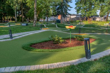 Güneşli bir günde, ormandaki güzel mini golf sahası, Radenci, Slovenya