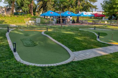 Güneşli bir günde, ormandaki güzel mini golf sahası, Radenci, Slovenya