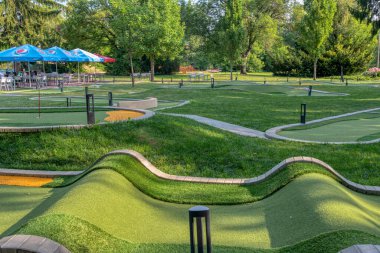 Güneşli bir günde, ormandaki güzel mini golf sahası, Radenci, Slovenya