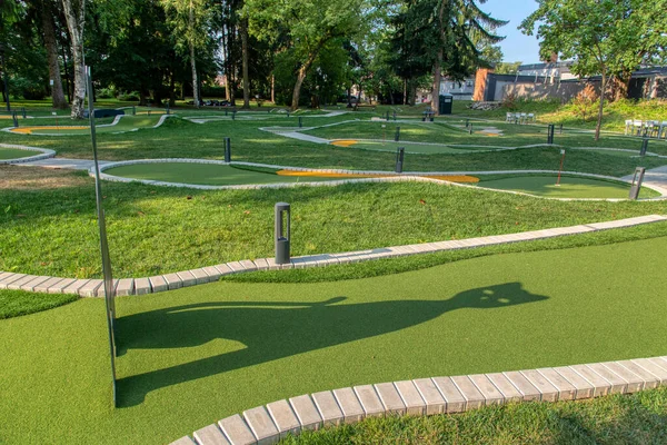 Güneşli bir günde, ormandaki güzel mini golf sahası, Radenci, Slovenya