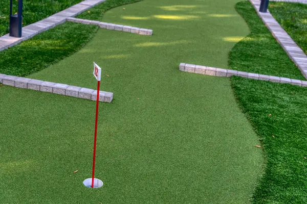 Güneşli bir günde, ormandaki güzel mini golf sahası, Radenci, Slovenya