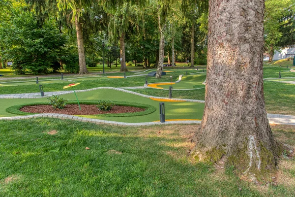 Güneşli bir günde, ormandaki güzel mini golf sahası, Radenci, Slovenya