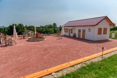 Slovenya 'nın Pomurje kentindeki Radenci yakınlarındaki Kapela üzüm bağlarının ortasında şarap çeşmesi