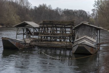 Slovenya 'nın Mura Nehri' nde geleneksel su değirmeni