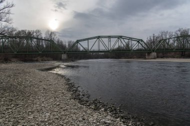 Slovenya 'daki Mura Nehri üzerindeki demiryolu köprüsü