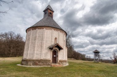 Aziz Nicholas ve Bakire Meryem rotunda, Selo, Slovenya. Slovenya 'nın en eski kubbesi - 13. yüzyılda inşa edilmiş. Kırsal alanda toprak yolun yanında duran bir kilise binası..