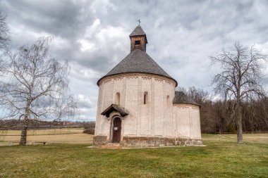 Aziz Nicholas ve Bakire Meryem rotunda, Selo, Slovenya. Slovenya 'nın en eski kubbesi - 13. yüzyılda inşa edilmiş. Kırsal alanda toprak yolun yanında duran bir kilise binası..
