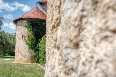 Slovenya 'nın Krka nehrindeki Ortaçağ Grad Otocec adasındaki güzel romantik şato