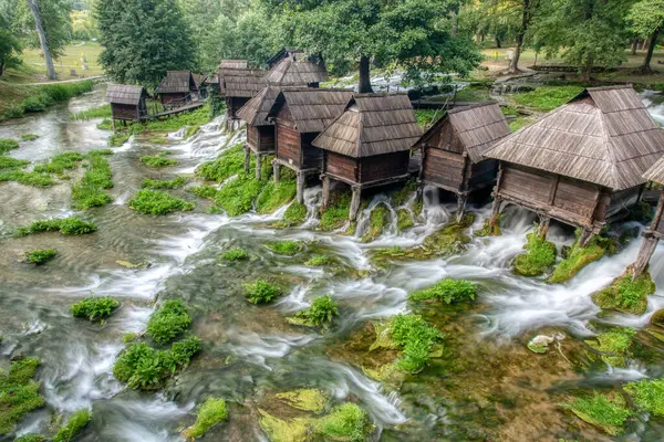 Bosna-Hersek 'teki Plivsko Gölü' ndeki Jajce yakınlarında eski ahşap değirmenleri Mlincici