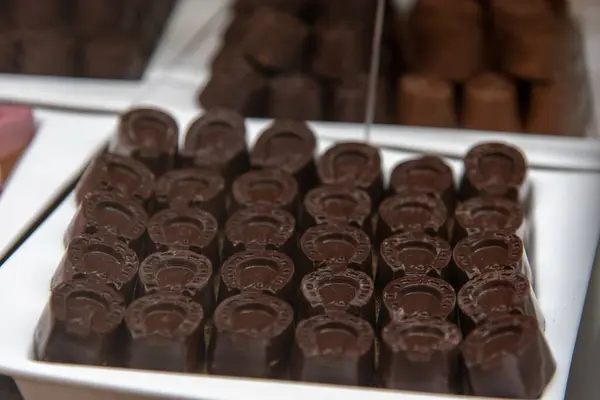 Dekoratif bir tabakta nefis bir gurme çikolata karışımı.