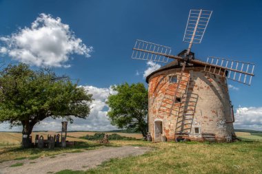 Güney Moravya 'nın tepelerinde eski bir değirmeni olan kırsal alan.