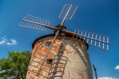 Güney Moravya 'nın tepelerinde eski bir değirmeni olan kırsal alan.