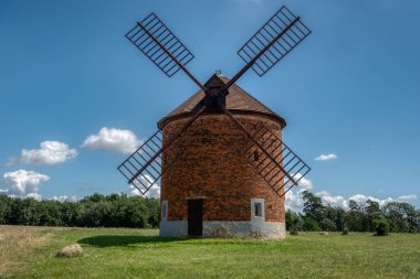 Güney Moravya 'nın tepelerinde eski bir değirmeni olan kırsal alan.