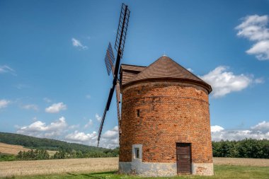 Güney Moravya 'nın tepelerinde eski bir değirmeni olan kırsal alan.