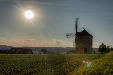 Güney Moravya 'nın tepelerinde eski bir değirmeni olan kırsal alan.