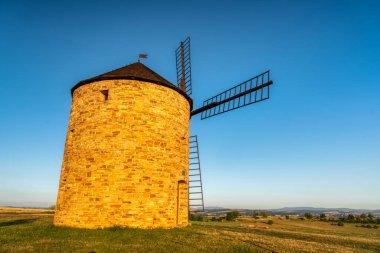 Güney Moravya 'nın tepelerinde eski bir değirmeni olan kırsal alan.