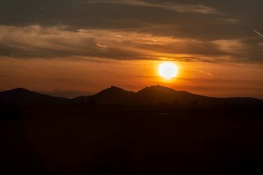 Güney Moravya tepelerinin sabah ışığında güzel bir bahar manzarası. Çek Cumhuriyeti, tepeli kırsal doğa manzarası. İnanılmaz sabah ışığı..