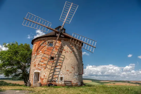 Güney Moravya 'nın tepelerinde eski bir değirmeni olan kırsal alan.